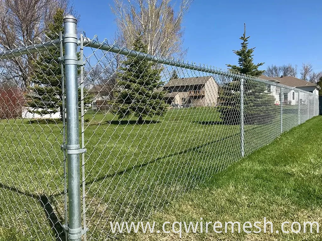 Galvanized PVC Coated Wire Mesh Diamond Hole Cyclone Fence Chain Link Fencing